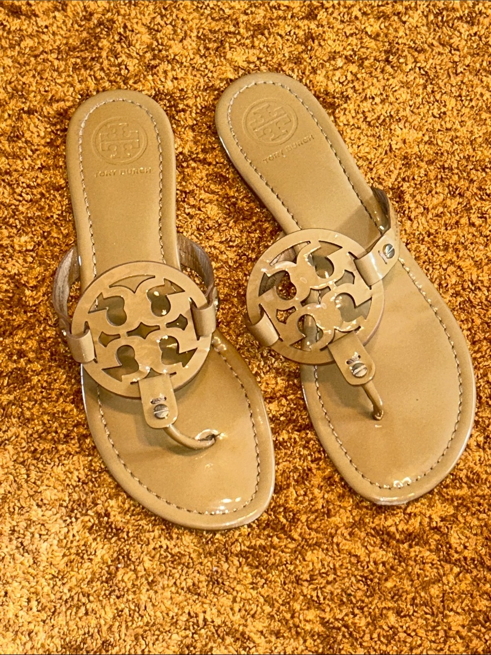 Tory Burch Patent Leather Logo Thong Sandals in Beige